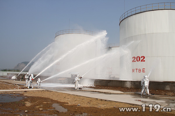 消防官兵進(jìn)行緊急滅火